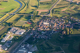 Vue aérienne de Le paysage de la vallée entouré de montagnes à le quartier Bühlweg in Ortenberg dans le département Bade-Wurtemberg, Allemagne
