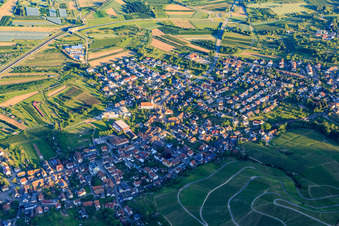 Vue aérienne de Vue de la ville depuis le sud-est avec l'église Saint-Barthélemy à le quartier Fröschlach in Ortenberg dans le département Bade-Wurtemberg, Allemagne