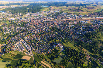 Vue aérienne de Vue d'ensemble de la ville depuis l'est à Offenburg dans le département Bade-Wurtemberg, Allemagne