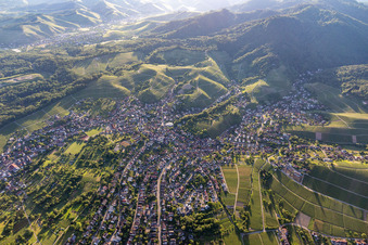Vue aérienne de Le paysage de vallée entouré de vignobles à Zell-Weierbach à le quartier Zell in Offenburg dans le département Bade-Wurtemberg, Allemagne