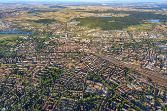 Vue aérienne de Vue d'ensemble de la ville depuis le nord-est, avec la gare de marchandises à Offenburg dans le département Bade-Wurtemberg, Allemagne