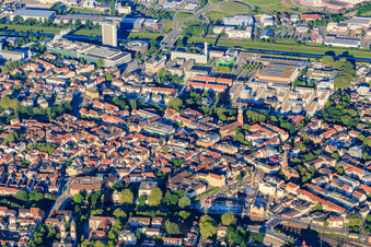 Vue aérienne de Vue d'ensemble de la ville depuis le nord-est avec le parc médiatique Burda à Offenburg dans le département Bade-Wurtemberg, Allemagne
