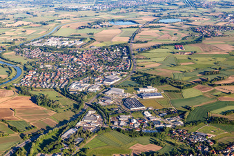 Vue aérienne de Zone riveraine de la rivière Kinzig à Willstätt dans le département Bade-Wurtemberg, Allemagne