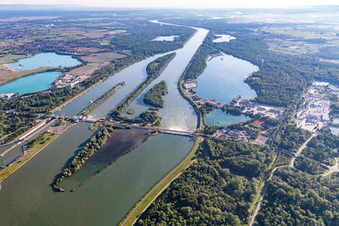 Vue aérienne de Écluses et échelle à poissons sur les rives de la voie navigable du Rhin entre Gambsheim et Freistett à le quartier Freistett in Rheinau dans le département Bade-Wurtemberg, Allemagne