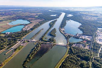 Vue aérienne de Écluse du Rhin à Gambsheim-Freistett à le quartier Freistett in Rheinau dans le département Bade-Wurtemberg, Allemagne