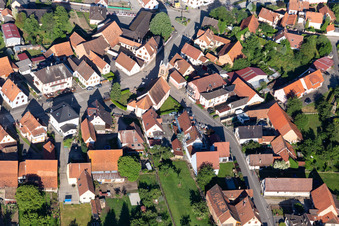 Vue aérienne de Église à Schaffhouse-près-Seltz à Schaffhouse-près-Seltz dans le département Bas Rhin, France