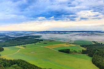 Vue aérienne de Venant du sud-est sous le brouillard à Neuhausen ob Eck dans le département Bade-Wurtemberg, Allemagne
