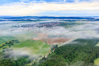 Vue aérienne de Venant de l'est sous le brouillard à Neuhausen ob Eck dans le département Bade-Wurtemberg, Allemagne