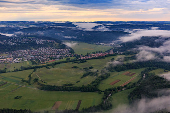 Vue aérienne de Vallée du Danube avec brume matinale à Fridingen an der Donau dans le département Bade-Wurtemberg, Allemagne