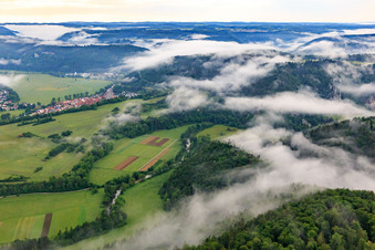 Vue aérienne de Cours du Danube à Fridingen an der Donau dans le département Bade-Wurtemberg, Allemagne