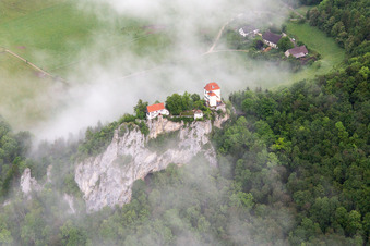 Vue aérienne de Château de Bronnen à Fridingen an der Donau dans le département Bade-Wurtemberg, Allemagne