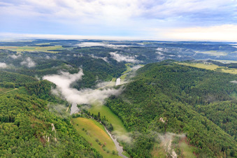 Vue aérienne de Cours du Danube dans la vallée du Haut-Danube par la brume matinale à Beuron dans le département Bade-Wurtemberg, Allemagne