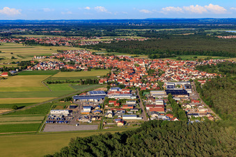 Vue aérienne de Vue de la ville depuis l'ouest à Hatzenbühl dans le département Rhénanie-Palatinat, Allemagne