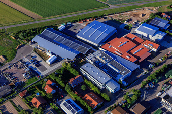 Zone industrielle Im Gereut avec WWS Metallformen GmbH, HGGS LaserCUT GmbH & Co. KG à Hatzenbühl dans le département Rhénanie-Palatinat, Allemagne vue d'en haut