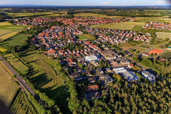 Vue aérienne de Vue de la ville depuis l'ouest à Rheinzabern dans le département Rhénanie-Palatinat, Allemagne