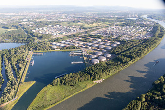 Vue aérienne de Port pétrolier à le quartier Knielingen in Karlsruhe dans le département Bade-Wurtemberg, Allemagne
