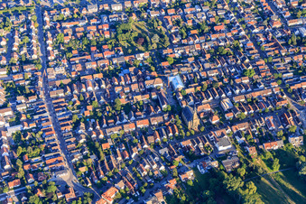 Vue aérienne de Neureuter Hauptstr avec l'église évangélique Neureut Nord à le quartier Neureut in Karlsruhe dans le département Bade-Wurtemberg, Allemagne