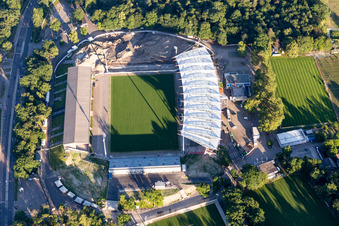 Vue oblique de Chantier de reconstruction du terrain de sport du stade KSC « Wildparkstadion » à le quartier Innenstadt-Ost in Karlsruhe dans le département Bade-Wurtemberg, Allemagne