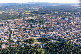 Vue aérienne de Zone urbaine avec périphérie et centre-ville à le quartier Innenstadt-Ost in Karlsruhe dans le département Bade-Wurtemberg, Allemagne