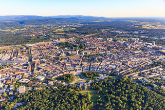 Vue aérienne de Vue d'ensemble de la ville depuis le nord, avec le jardin du château, le château et la place du château au niveau du rond-point. à le quartier Innenstadt-West in Karlsruhe dans le département Bade-Wurtemberg, Allemagne