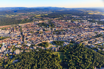 Vue aérienne de Vue d'ensemble de la ville depuis le nord, avec le jardin du château, le château et la place du château au niveau du rond-point. à le quartier Innenstadt-West in Karlsruhe dans le département Bade-Wurtemberg, Allemagne