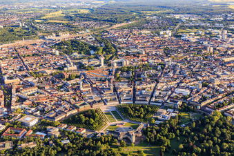 Vue aérienne de Centre-ville derrière les jardins du palais, palais et place du palais Karlsruhe au rond-point à le quartier Innenstadt-West in Karlsruhe dans le département Bade-Wurtemberg, Allemagne