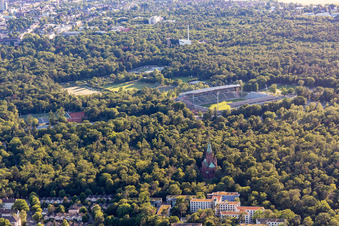 Vue aérienne de Wildparkstadion vu du sud-ouest à le quartier Oststadt in Karlsruhe dans le département Bade-Wurtemberg, Allemagne