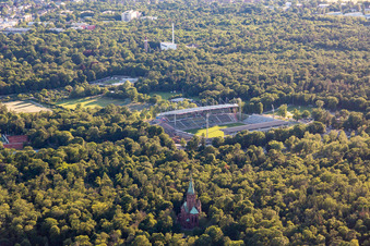 Vue aérienne de Wildparkstadion vu du sud-ouest à le quartier Oststadt in Karlsruhe dans le département Bade-Wurtemberg, Allemagne