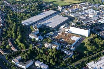 Vue aérienne de Zone industrielle et commerciale Pfizerstraße avec Intel Deutschland GmbH, Simon Hegele Gesellschaft für Logistik und Service mbH, Office fédéral des migrations et des réfugiés - BAMF Karlsruhe et Pfizer Deutschland GmbH à le quartier Hagsfeld in Karlsruhe dans le département Bade-Wurtemberg, Allemagne