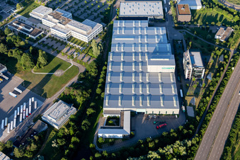 Vue aérienne de Locaux de l'usine d'Alois Schmitt GmbH & Co. KG et du groupe Vollack à le quartier Durlach in Karlsruhe dans le département Bade-Wurtemberg, Allemagne