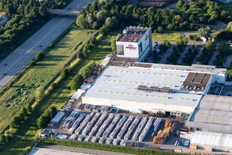 Vue aérienne de Locaux de l'entreprise aluplast GmbH avec halls, bâtiments d'entreprise et installations de production sur l'A5 à le quartier Durlach in Karlsruhe dans le département Bade-Wurtemberg, Allemagne