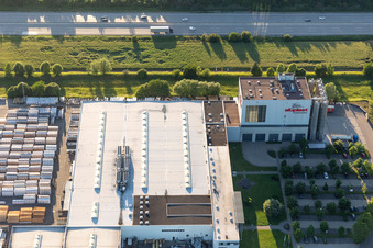 Vue aérienne de Locaux de l'entreprise aluplast GmbH avec halls, bâtiments d'entreprise et installations de production sur l'A5 à le quartier Durlach in Karlsruhe dans le département Bade-Wurtemberg, Allemagne