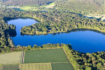 Vue aérienne de Lac de carrière à le quartier Grötzingen in Karlsruhe dans le département Bade-Wurtemberg, Allemagne