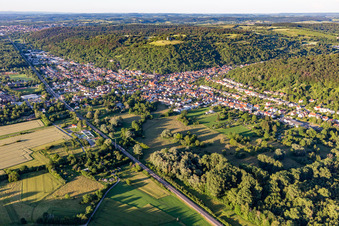 Vue aérienne de Du sud-ouest à le quartier Untergrombach in Bruchsal dans le département Bade-Wurtemberg, Allemagne