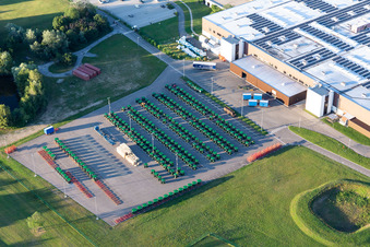 Photographie aérienne de Usine de fabrication de véhicules de John Deere GmbH & Co. KG sur John-Deere-Straße dans le quartier d'Untergrombach à Bruchsal dans le département Bade-Wurtemberg, Allemagne