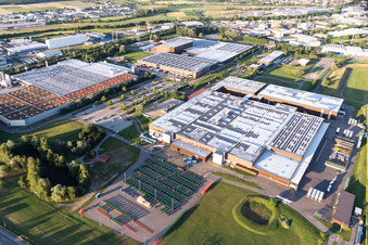 Vue aérienne de Locaux de l'entreprise John Deere GmbH & Co. KG avec halls, bâtiments d'entreprise et installations de production à Bruchsal dans le département Bade-Wurtemberg, Allemagne