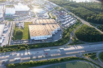 Vue aérienne de Ensemble immobilier et terrain du centre logistique de Simon Hegele Gesellschaft für Logistik und Service mbH à le quartier Karlsdorf in Karlsdorf-Neuthard dans le département Bade-Wurtemberg, Allemagne