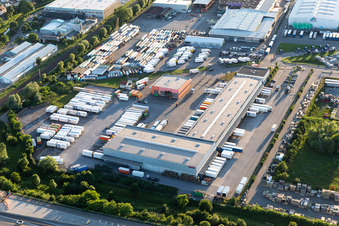 Vue aérienne de Logistique mondiale Hellman à le quartier Karlsdorf in Karlsdorf-Neuthard dans le département Bade-Wurtemberg, Allemagne