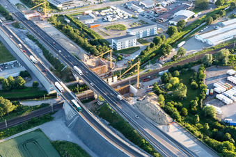 Vue aérienne de Chantier de construction du pont de l'autoroute A5 au-dessus des voies ferrées à le quartier Karlsdorf in Karlsdorf-Neuthard dans le département Bade-Wurtemberg, Allemagne