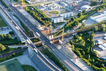 Vue aérienne de Chantier de construction du pont de l'autoroute A5 au-dessus des voies ferrées à le quartier Karlsdorf in Karlsdorf-Neuthard dans le département Bade-Wurtemberg, Allemagne