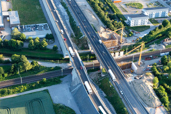 Photographie aérienne de Chantier de construction du pont de l'autoroute A5 au-dessus des voies ferrées à le quartier Karlsdorf in Karlsdorf-Neuthard dans le département Bade-Wurtemberg, Allemagne