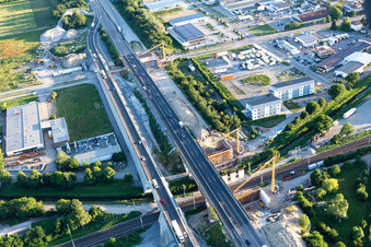 Vue oblique de Chantier de construction du pont de l'autoroute A5 au-dessus des voies ferrées à le quartier Karlsdorf in Karlsdorf-Neuthard dans le département Bade-Wurtemberg, Allemagne