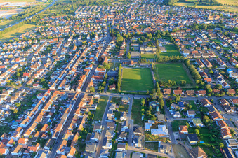 Vue aérienne de Du nord à le quartier Karlsdorf in Karlsdorf-Neuthard dans le département Bade-Wurtemberg, Allemagne