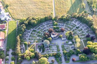 Vue aérienne de Cimetière en forme d'éventail Karlsdorf à Karlsdorf à le quartier Karlsdorf in Karlsdorf-Neuthard dans le département Bade-Wurtemberg, Allemagne