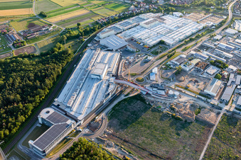 Vue aérienne de Bâtiments et halls de production dans les locaux de l'usine SEW-EURODRIVE GmbH & Co KG à le quartier Graben in Graben-Neudorf dans le département Bade-Wurtemberg, Allemagne
