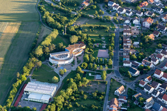 Vue aérienne de École Adolf Kussmaul à le quartier Graben in Graben-Neudorf dans le département Bade-Wurtemberg, Allemagne