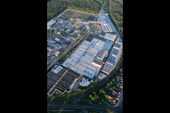 Vue oblique de Bâtiments et halls de production dans les locaux de l'usine SEW-EURODRIVE GmbH & Co KG à le quartier Graben in Graben-Neudorf dans le département Bade-Wurtemberg, Allemagne