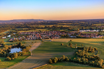 Vue aérienne de Vue du village depuis le nord à Leimersheim dans le département Rhénanie-Palatinat, Allemagne