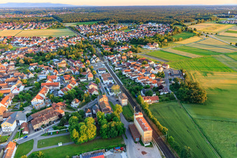 Vue aérienne de Neuf acres sur la ligne de chemin de fer à Rheinzabern dans le département Rhénanie-Palatinat, Allemagne