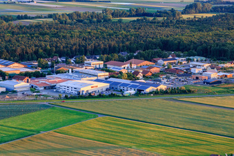 Enregistrement par drone de Zone industrielle Im Gereut avec WWS Metallformen GmbH, HGGS LaserCUT GmbH & Co. KG à Hatzenbühl dans le département Rhénanie-Palatinat, Allemagne